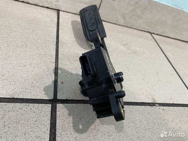 Педаль газа Nissan tiida C11