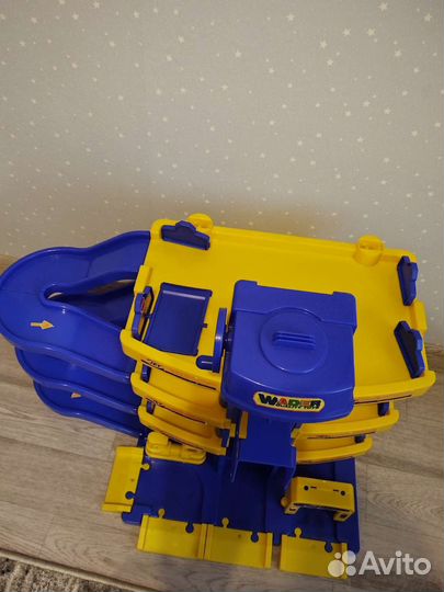 Детская парковка для машинок