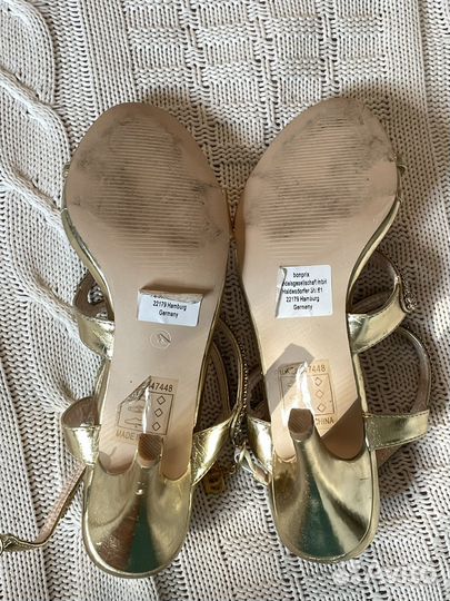 Золотые босоножки со стразами 39