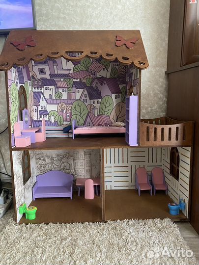 Большой кукольный домик с мебелью