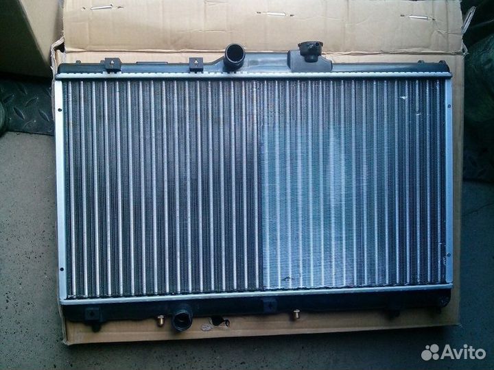 Радиатор охлаждения Toyota Corolla Avensis