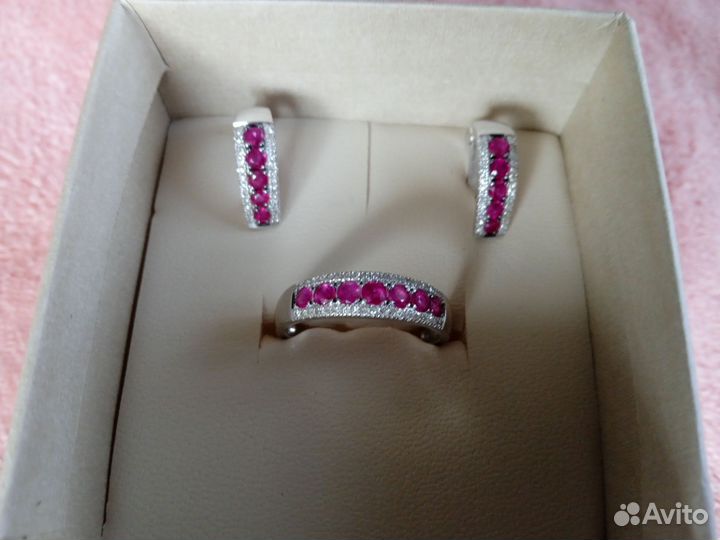 Комплект из белого золота с рубинами