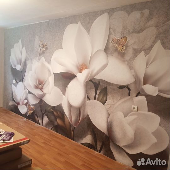 Клеить обои