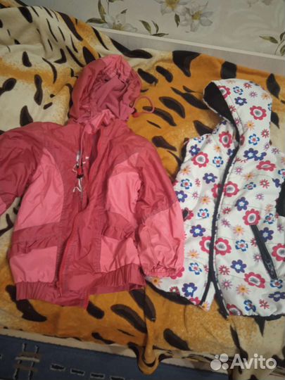 Куртки и пакет вещей для девочки