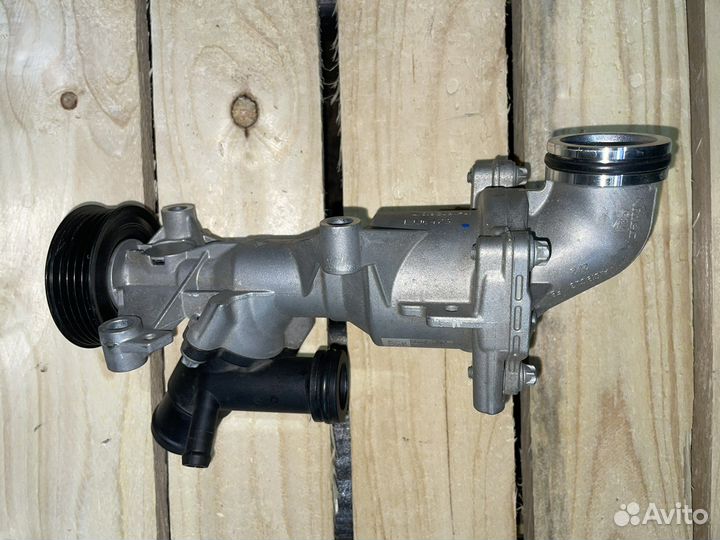 Водяной насос Mercedes A35 AMG w177