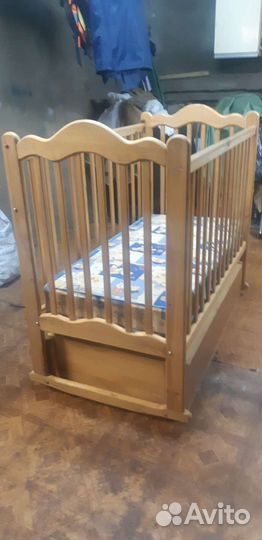 Детская кроватка с маятником и ящиком