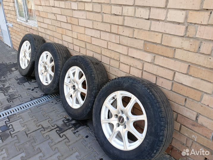Michelin Agilis 215/65 R16