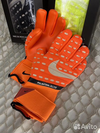 Вратарские перчатки