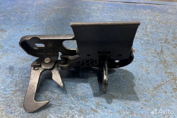 Крючок капота Volkswagen Passat B6