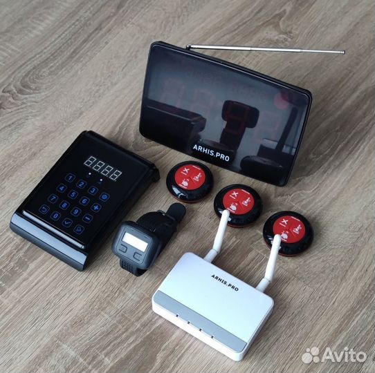 Кнопка вызова персонала, официанта, мастера и часы