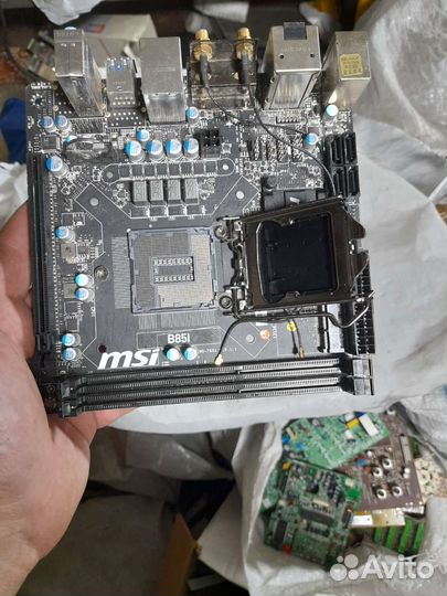 Материнская плата msi B851