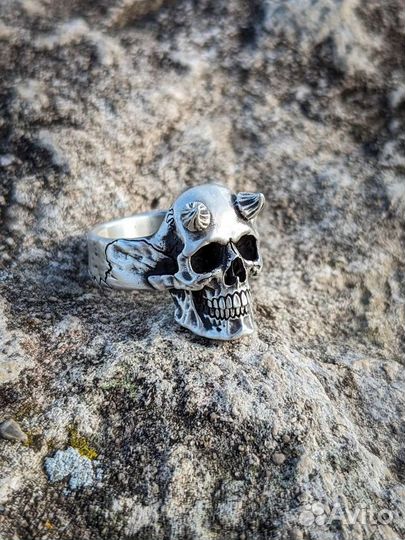 Серебряное кольцо с черепом мужское