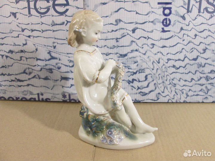 Фарфоровая статуэтка девушка с венком гжель