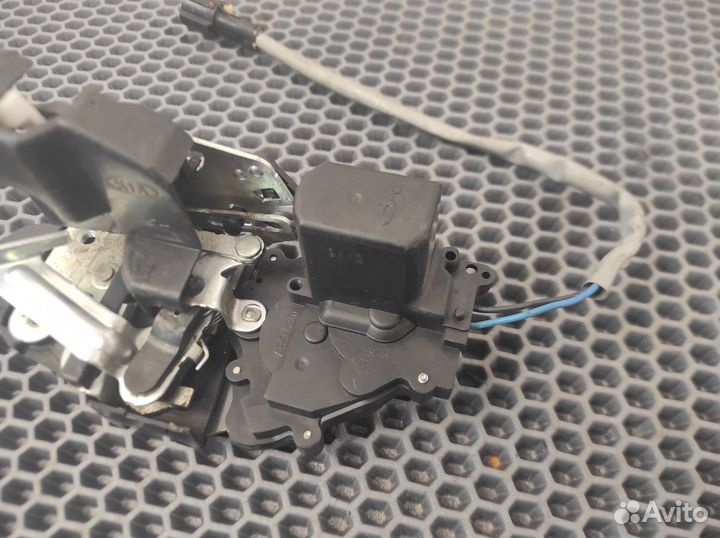 Замок двери зад прав Kia Spectra I