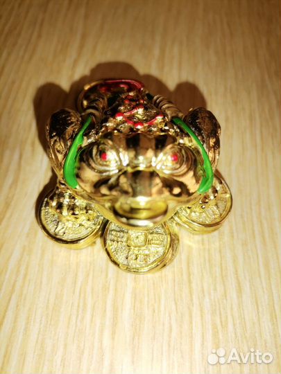 Денежная жаба трехлапая