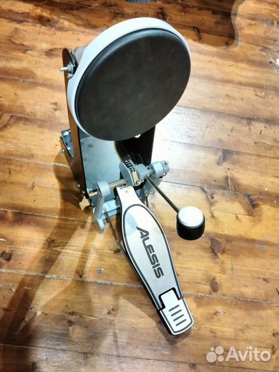 Электронный пэд бас барабана (бочки)