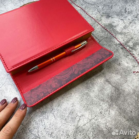 Эдем: Кожаный красный именной ежедневник с золоченым срезом модель Эдем - стиль и изысканность в каж