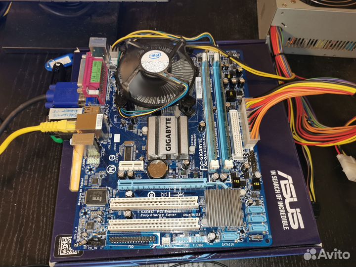 Материнская плата с процессором, памятью и кулером