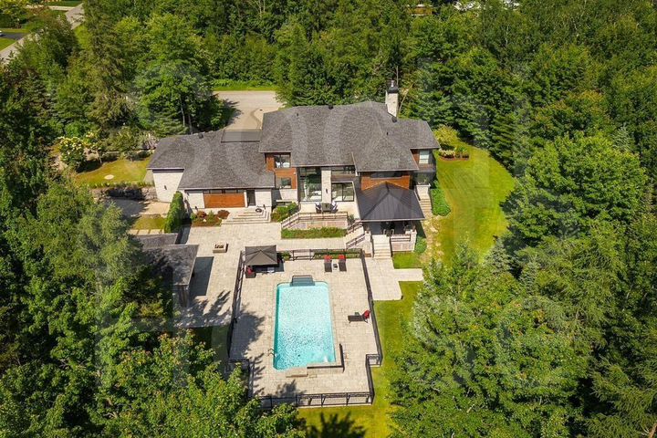 Дом 590 м² на участке 17 сот.