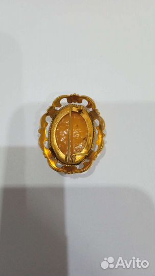 Брошь янтарь