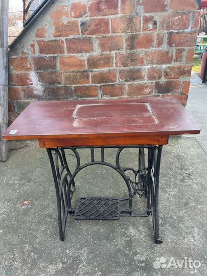 Стол на станине от швейная машина Singer