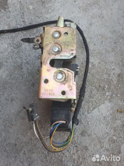 Замок двери водительской мерседес 638
