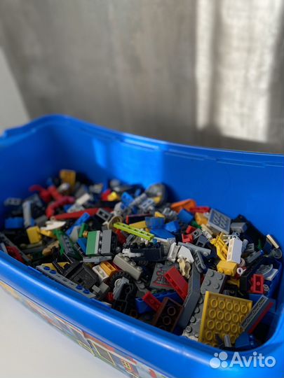 Lego детали в оригинальном контейнере