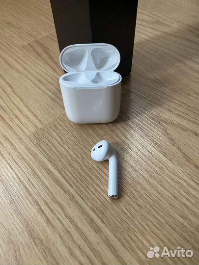 Беспроводные наушники AirPods (1-го поколения)