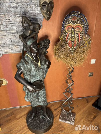 Статуя из бронзы. Мавр с обезьянками