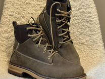 ненужные вещи. ненужные вещи. уборка вещей. женщина выбрасывает вещи. расстались забрать вещи.