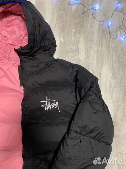 Яркий пуховик Stussy для холодного сезона