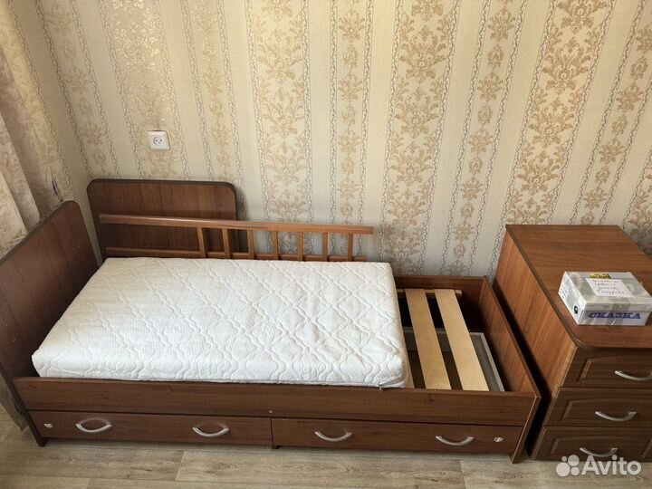 Кровать детская с маятником и комодом