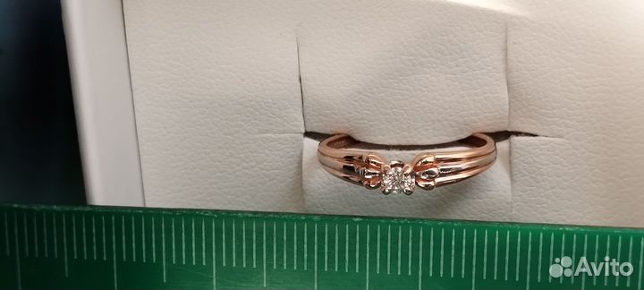 Золотое кольцо с бриллиантом