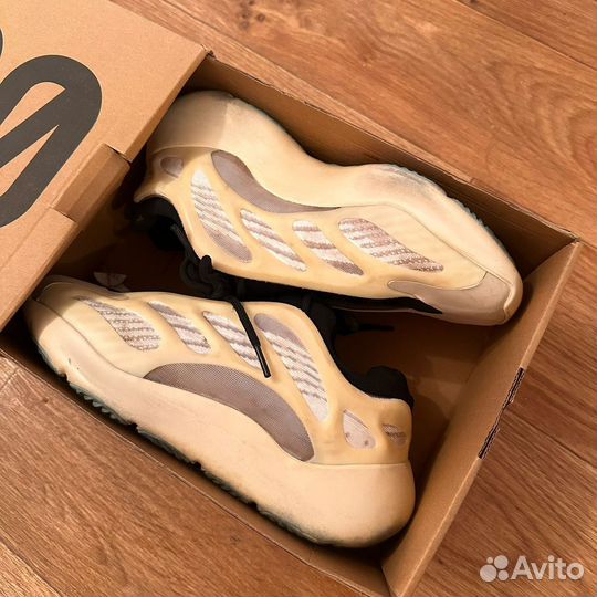 Кроссовки женские adidas Yeezy Boost