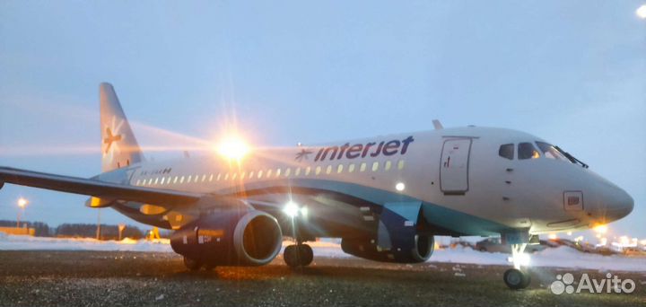 Модель самолёта Суперджет 100