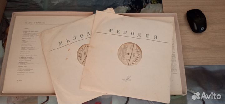 Поёт Марк Бернес