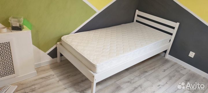 Односпальная кровать из массива дерева