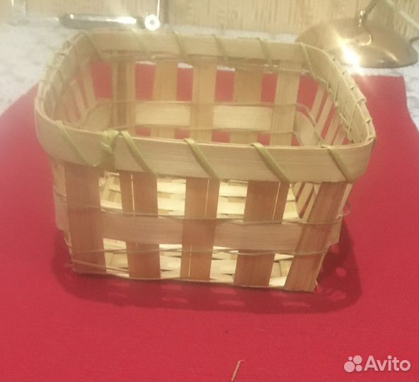 Корзина деревянная, вазы плетеные