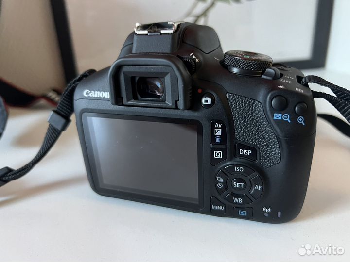 Зеркальный фотоаппарат Canon eos 2000d