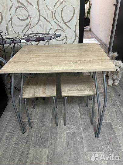 Стол и табуретки