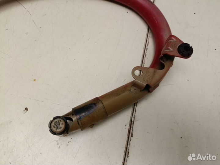 Петля крышки багажника левая Mercedes-Benz E 200