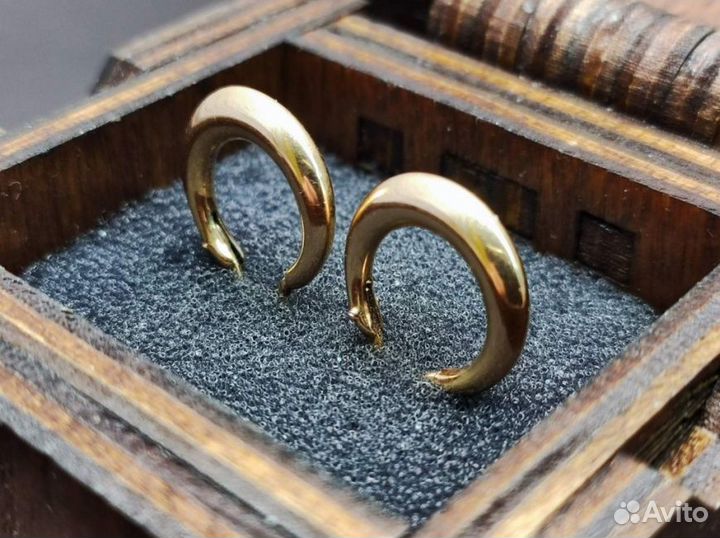 Золотые серьги 585 пробы массой 2.57 грамма