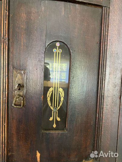 Старинный антикварный шкаф-буфет