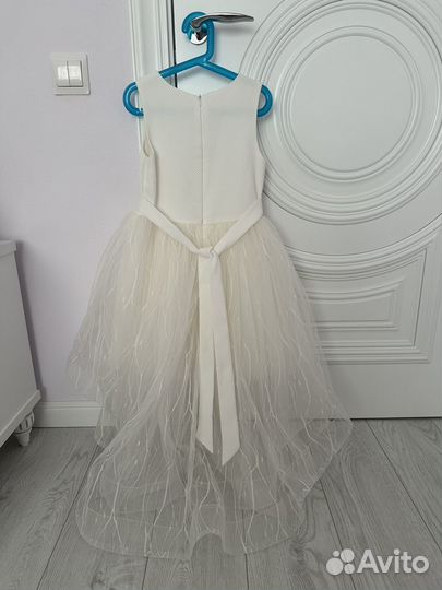 Продам нарядное платье для девочки 6-7 лет