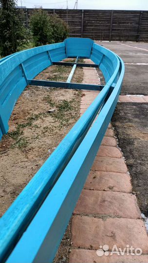 Деревянная лодка клумба