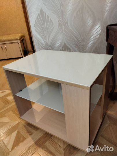 Продам журнальный столик на колесах