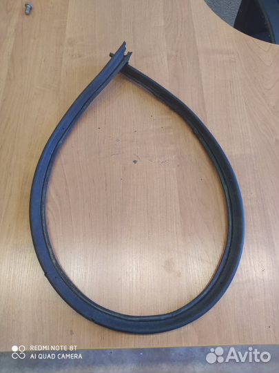 Уплотнитель капота задний Volkswagen Passat B5