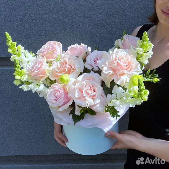 Цветы в коробке: французская роза и львиный зев