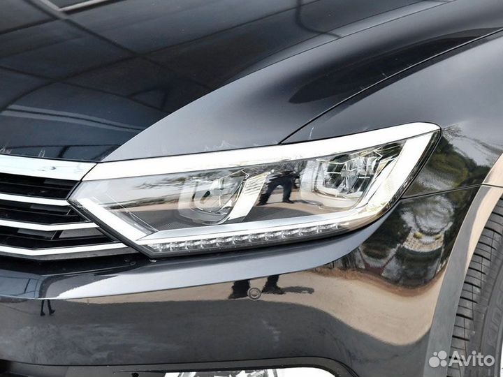 Стекло правой фары Volkswagen Passat B8 LED 14-20