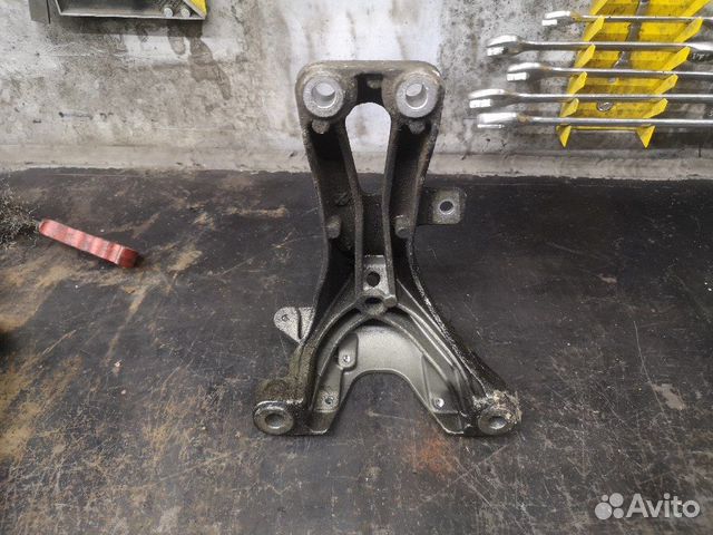 Кронштейн подушки двигателя правый Audi Q5 A4 A5